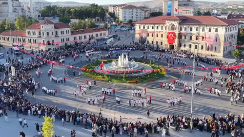 Sivas'ta 1058 kişi aynı anda halay çekti