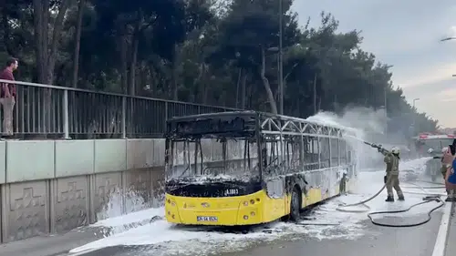 Bakırköy'de yanan İETT'ye bağlı otobüs kullanılamaz hale geldi