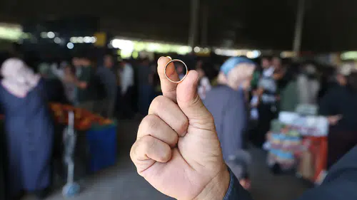 Kaybettiği 27 yıllık yüzüğüne zabıta sayesinde kavuştu