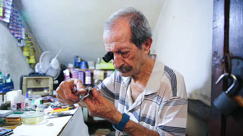 Tek kişilik dükkanında 57 yıldır saatlere ayar veriyor