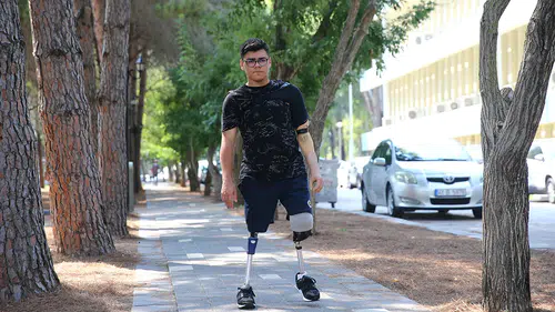 Depremden sonra protezle ayağa kalkan Taha'nın hayali eczacı olmak