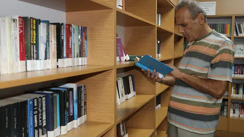 Okuma alışkanlığını 56 yıldır sürdüren kitapseverin kütüphane ikinci evi oldu
