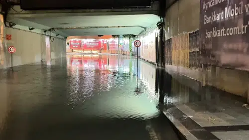 Sağanak nedeniyle alt geçitleri, evleri ve iş yerlerini su bastı