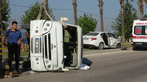 Otomobilin minibüse çarptığı kazada 1 kişi hayatını kaybetti