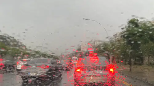 Başkentte sağanak yağış! Cadde ve sokaklarda su birikintileri oluştu