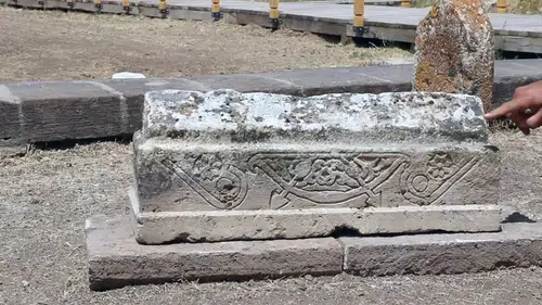 Gevaş Selçuklu Mezarlığı'nda çevgan motifli çocuk mezar taşı ortaya çıkarıldı