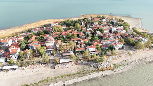Eğirdir Gölü'ndeki Yeşilada sonbaharda havadan görüntülendi