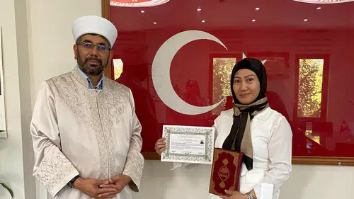 Kayseri'de iş arkadaşlarından etkilenen Rowena Antone, Müslüman oldu