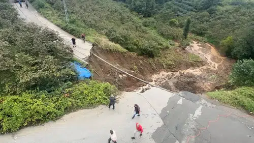 Toprak kayması nedeniyle mahalle yolunda çökme