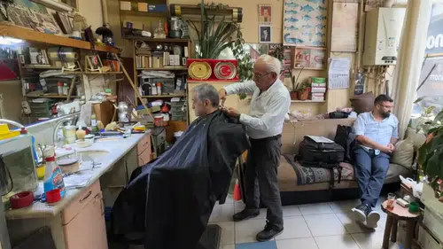 Yılın ahisi seçilen Cemil amca 66 yıldır makasını elinden bırakmadı
