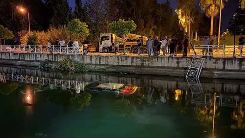 Sulama kanalına düşen otomobilin sürücüsünü vatandaşlar kurtardı