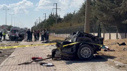 Otomobil ikiye ayrıldığı kazada 2 kişi can verdi!