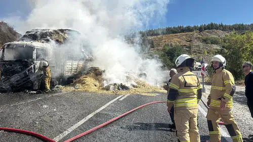Saman yüklü tır alev aldı! Ulaşım trafiğe kapatıldı