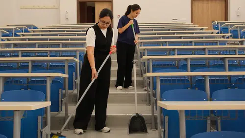 Temizledikleri dersliklerde mühendislik eğitimi alacaklar