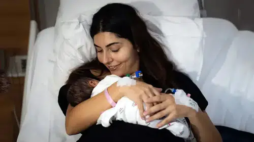 Bebeğine kavuşmak için 25 santimetrelik kitleyle mücadele etti