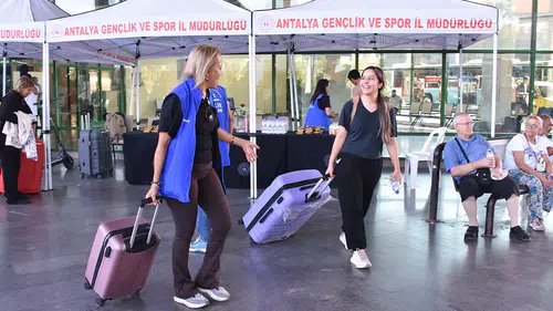 Antalya'ya gelen öğrencileri Gençlik ve Spor İl Müdürlüğünce karşılandı