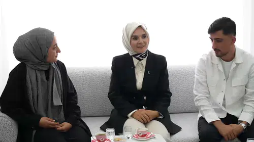 Yeni evli çiftin ilk misafiri Bakan Göktaş oldu