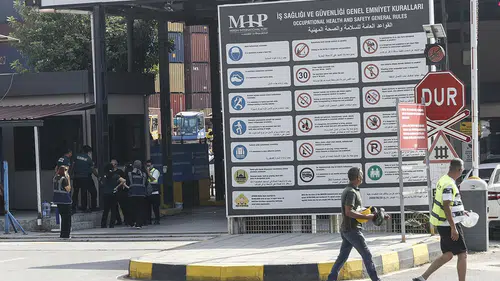 Mersin Uluslararası Limanı'nda iş makinesi konteynerin üzerine devrildi