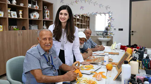 82 yaşındaki ressamın sanat aşkı hastalığıyla mücadelesine güç katıyor