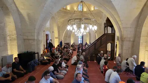 Depremde hasar gören ve restore edilen tarihi camide ilk cuma namazı kılındı