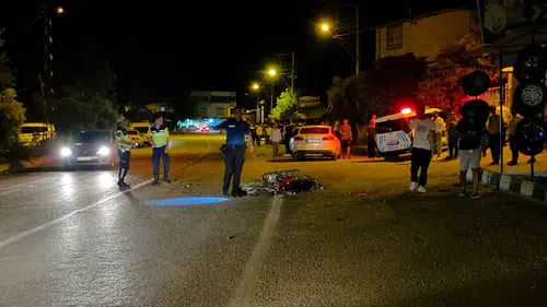 Hafif ticari araçla çarpışan motosikletteki 1 kişi öldü, 2 kişi yaralandı