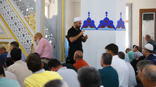 Cuma hutbeleri işitme engelliler için işaret diliyle anlatılıyor