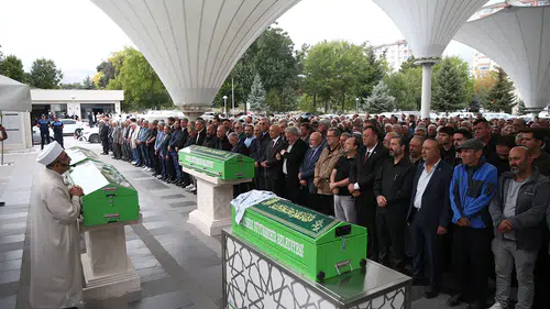 Babasının kucağında başına taş düşen çocuk hayatını kaybetti