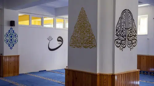 Kadınlar hat sanatını cami ve mescit duvarlarına taşıdı
