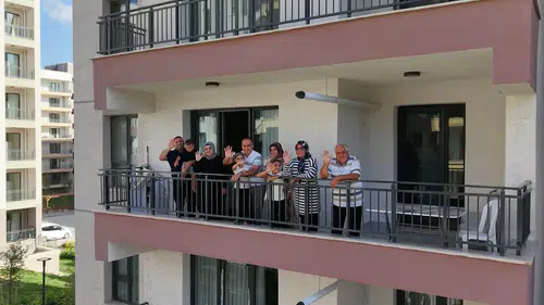 Depremde yıkılan evlerin yerine yenilerinin yapıldığı mahallede yaşam başladı