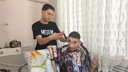 Gönüllü öğrenciler özel gereksinimli bireylerin kişisel bakımını yapıyor