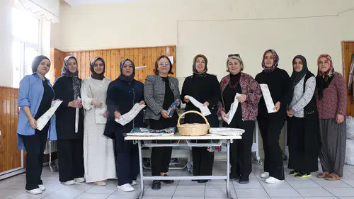 Çöpe giden kiraz çekirdekleri kadın emeğiyle yastığa dönüştürülüyor