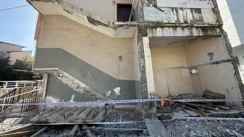 Mersin'de çöken beton merdivenin altında kalan işçi yaşamını yitirdi