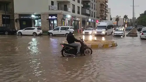 Adıyaman'da sağanak yağış hayatı olumsuz etkiledi