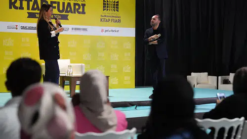 Fulya Öztürk ve Türker Akıncı kitap fuarında sevenleriyle buluştu