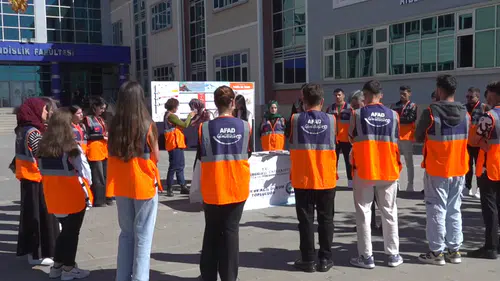 Turuncu yelekli öğrenciler arkadaşlarını afetlere karşı bilinçlendiriyor