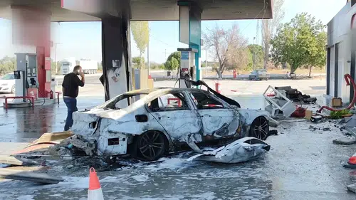 Akaryakıt pompasına çarpan otomobil alev alev yandı