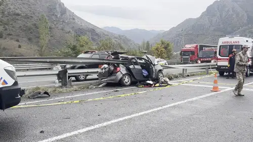 Bariyere çarpan otomobildeki 1 kişi öldü, 4 kişi yaralandı