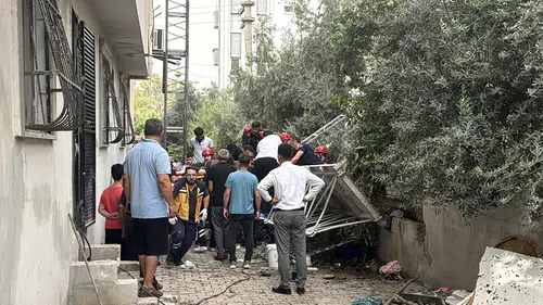5 katlı binanın boyamasında iskele çöktü