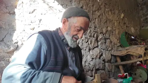 Nurettin usta 60 yıldır aynı örste nal dövüyor