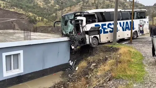 Yolcu otobüsü önce tırla çarpıştı sonra bir eve çarptı