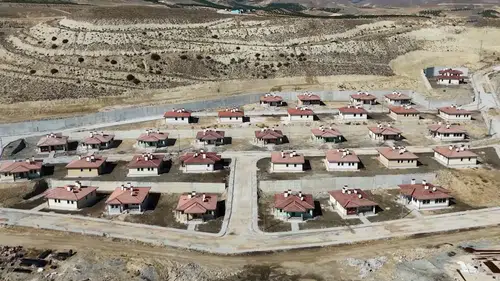 Deprem konutlarının hak sahiplerine teslimi devam ediyor