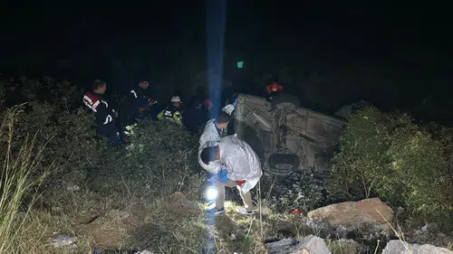 Antalya'da uçuruma yuvarlanan otomobilin sürücüsü öldü, eşi yaralandı