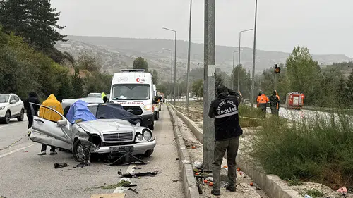 Burdur'da bariyere çarpan otomobilin sürücüsü öldü, 4 yaralı