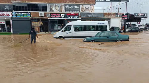 Ev ve iş yerlerini su bastı, sürücüler yollarda mahsur kaldı
