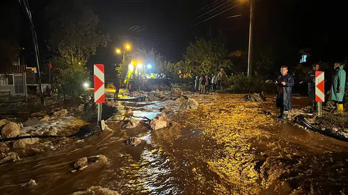 Demre'de sağanak hayatı olumsuz etkiliyor