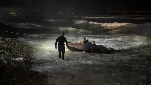 Alabora olan teknedeki 1 polis hayatını kaybetti, 1'i kayboldu