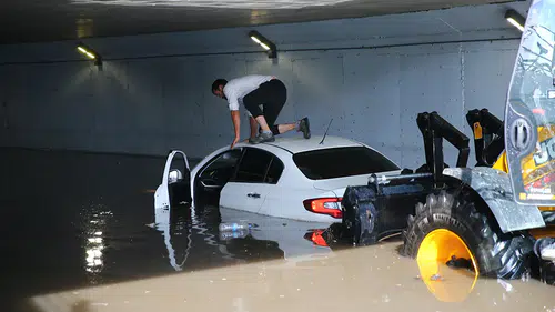 Adana'da etkili olan sağanak, su baskınlarına neden oldu!