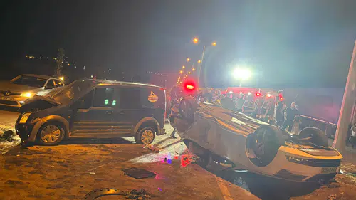 Çarpışan araçlar refüjdeki yayaları ezdi