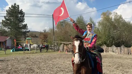 Kastamonulu kadınlar at üstünde 600 yıllık yöresel kıyafetleriyle yarıştı
