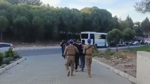 Çeşme Belediyesine yönelik operasyonda gözaltına alınan 12 şüpheli adliyede